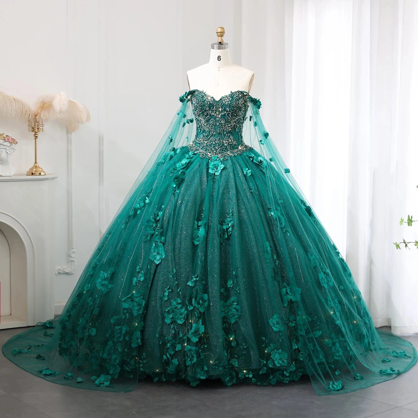 2 / 1 Luxury Ball Gown Emerald Green Prom Quinceanera Dress With Led Light Cape Red 15 Quinceanera Dresses 2024 SZ199-2