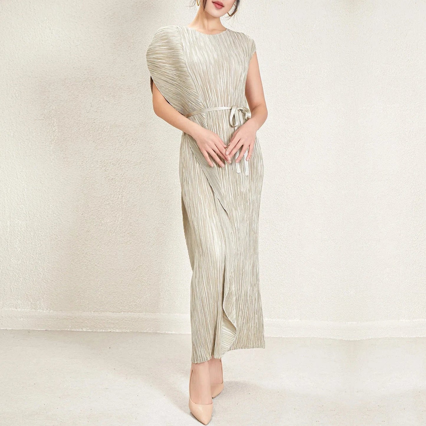 2024 Miyake Pleated Dress Solid Color Elegant Belt Design Dress Round Neck Streamer Women's Casual Style Dress
