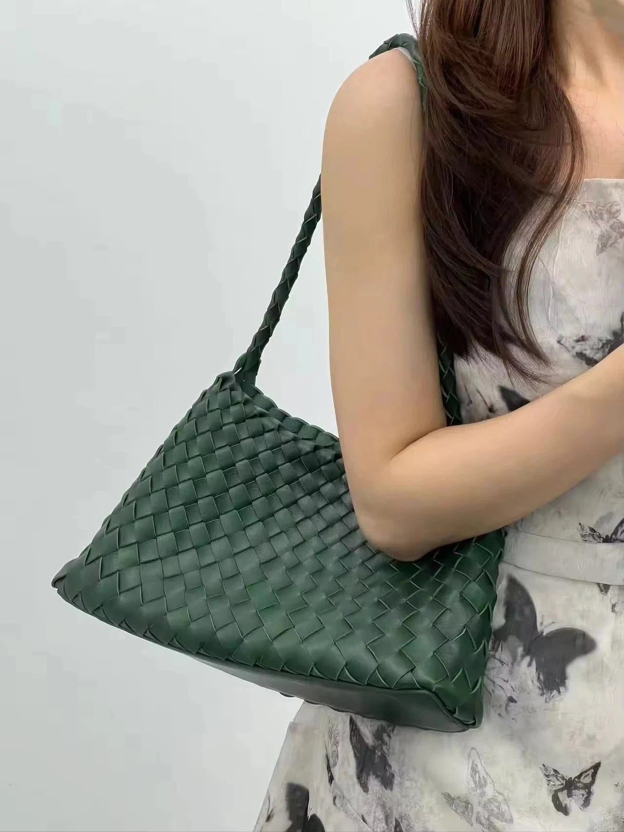 2025 Summer Luxury Woven Shoulder Bags for Ladies Fashion Handmade Woven Casual Braided Tote Hand Bag with Drawstring Purse