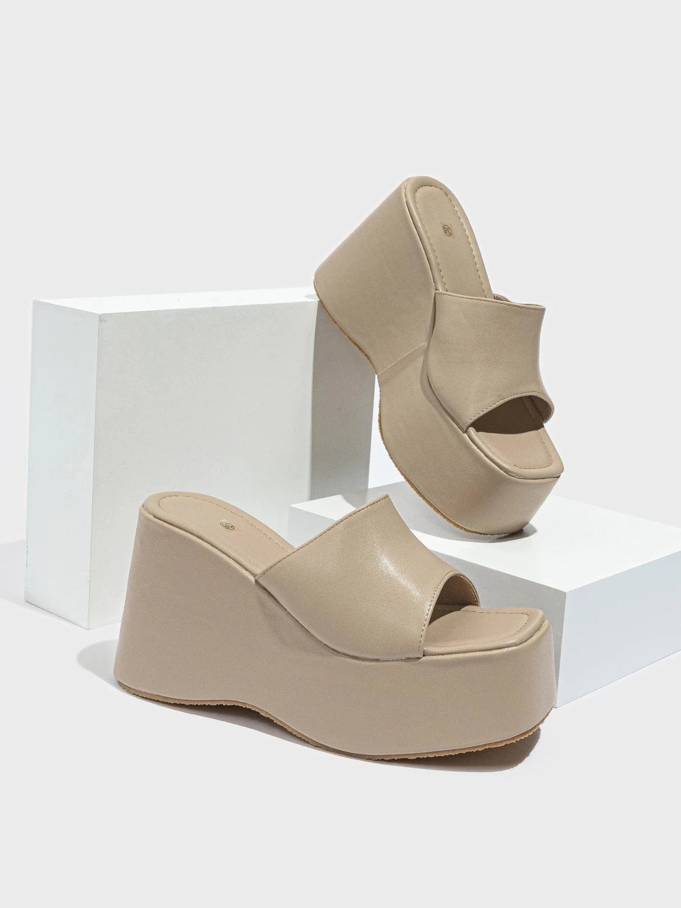 41 / Apricot supply Europe and the United States high heel heightening fish mouth runway show outdoor fashion buckle plus size British style