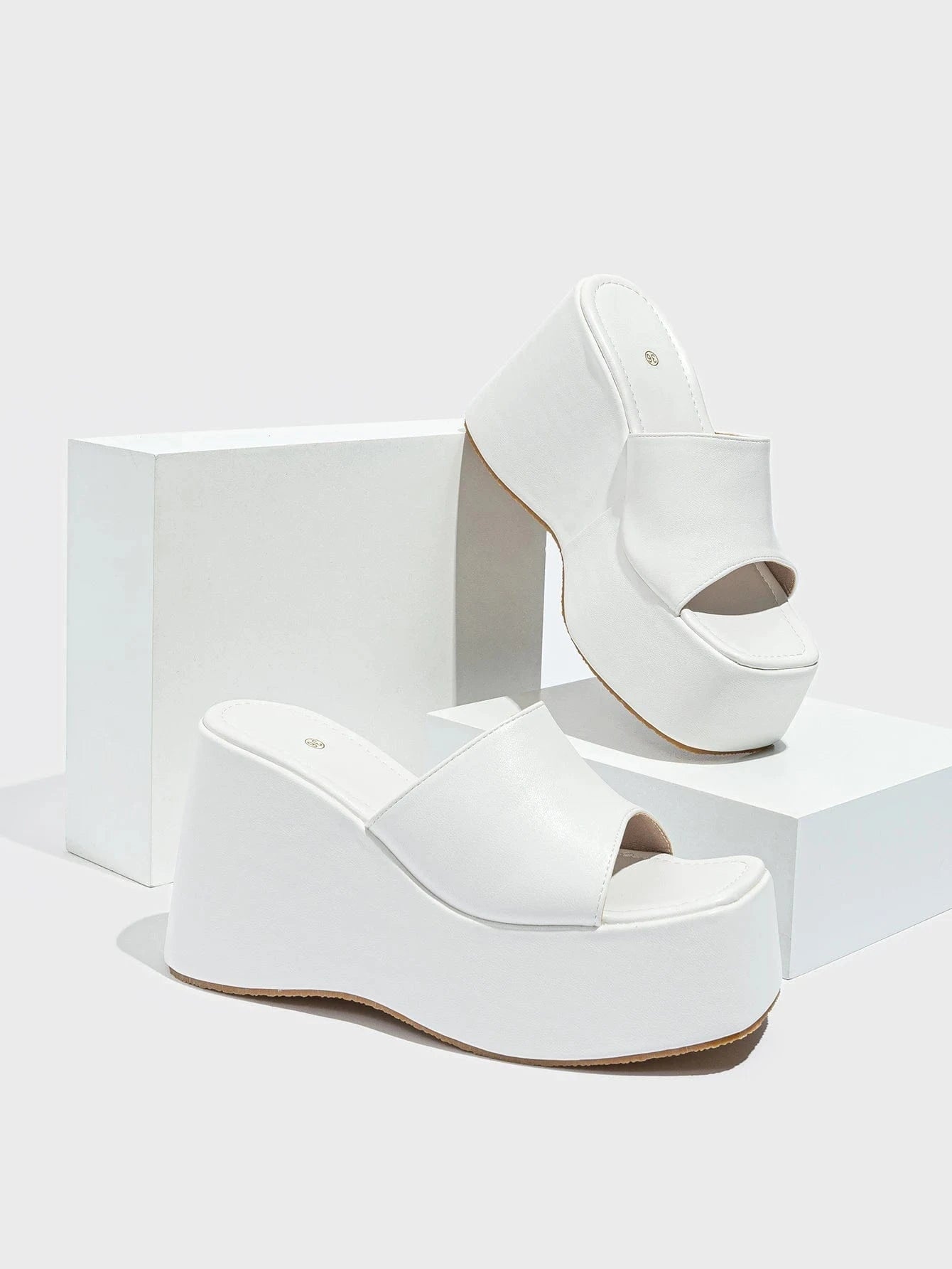41 / White supply Europe and the United States high heel heightening fish mouth runway show outdoor fashion buckle plus size British style