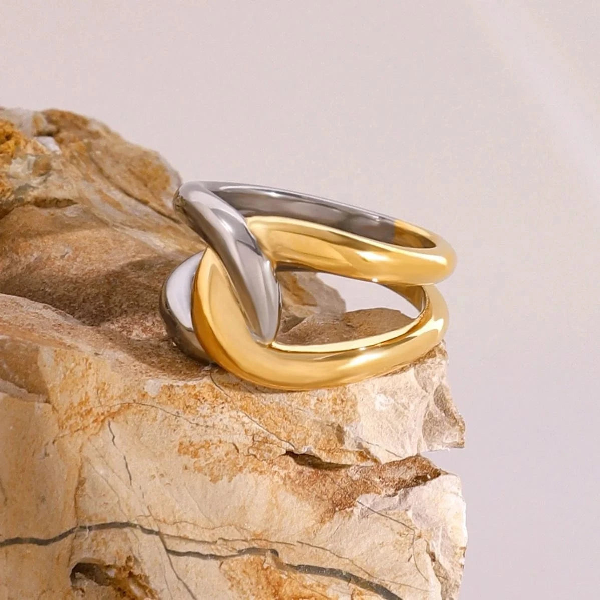 7 / R2469 R2469 18K Gold PVD Plated Stainless Steel Ring Men Women Two Tone Color Matching Irregular Winding Ring No. 7