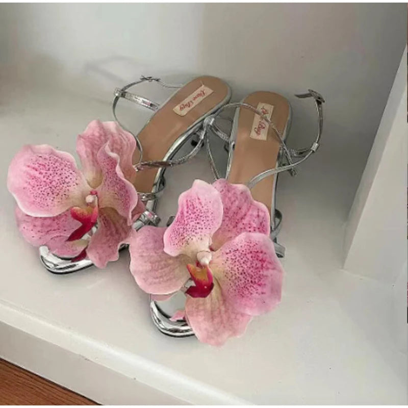 1 Pair Of Simulated Butterfly Decoration Fashion Cute Design Sweet Fresh Literary Ladies Flower Hole Shoes Sandals Accessories