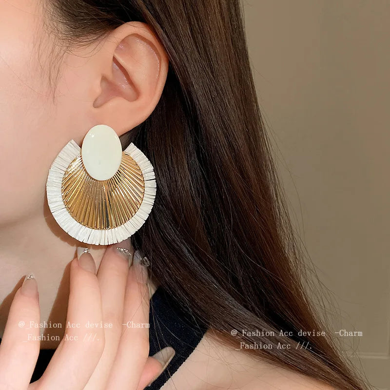 Vintage Metal Style Shell Earring Exaggerated Trendy Round Jewellery Women's Fashion Earrings Classic Charm Jewelry