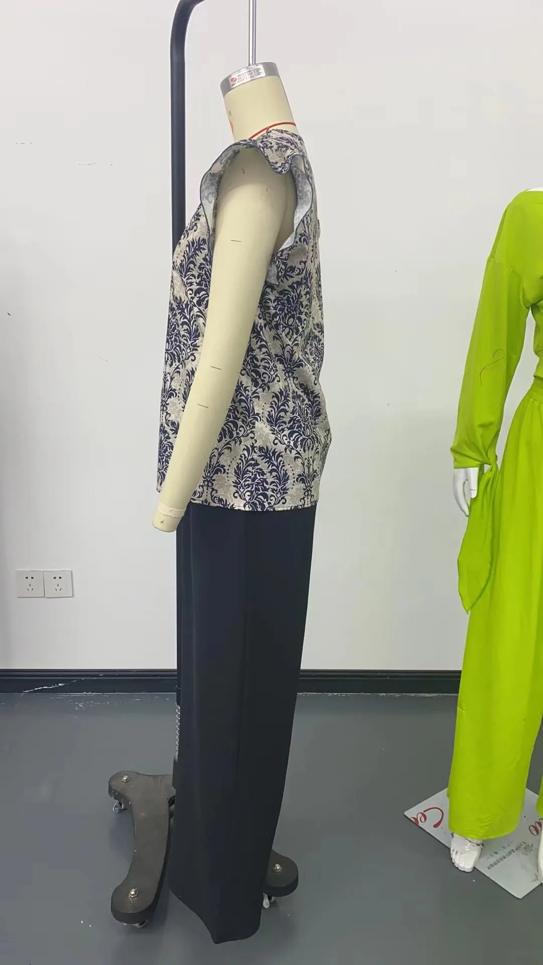 Casual 2 Piece Sets Women Outfit 2025 Summer Fashion Sleeveless Floral Print V-neck Shirts Tops And Pant Sets Elegant Suit