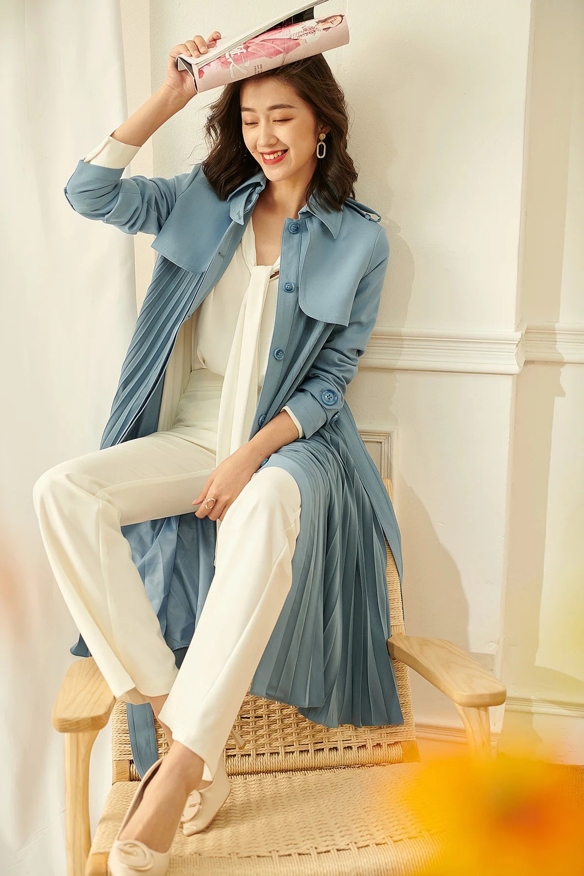 Ladies New 2023 Spring High-End Commuter Blue Trench Coat for Women Fashion Stitching Pleated Hem Loose Elegant Long Trench
