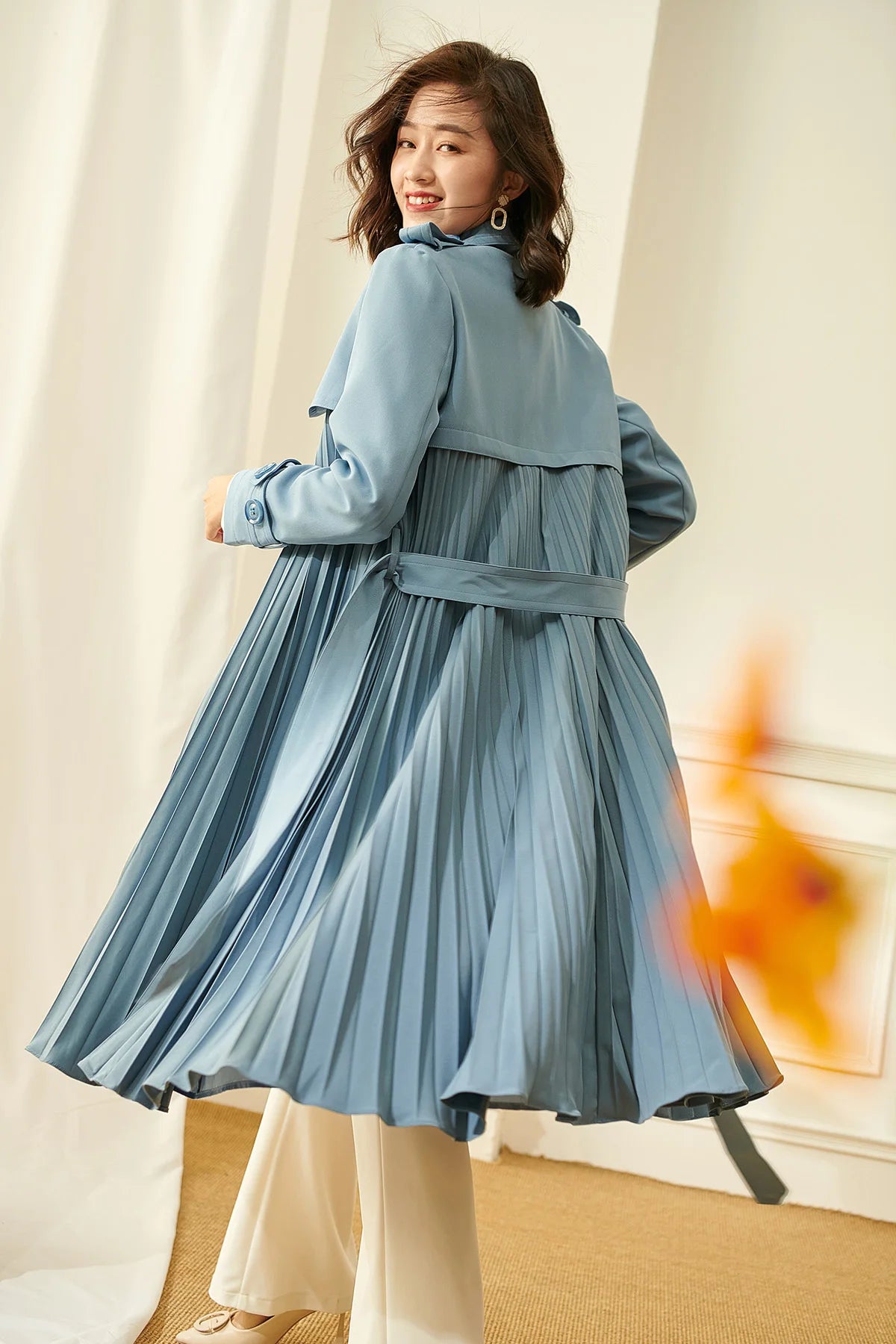 Ladies New 2023 Spring High-End Commuter Blue Trench Coat for Women Fashion Stitching Pleated Hem Loose Elegant Long Trench