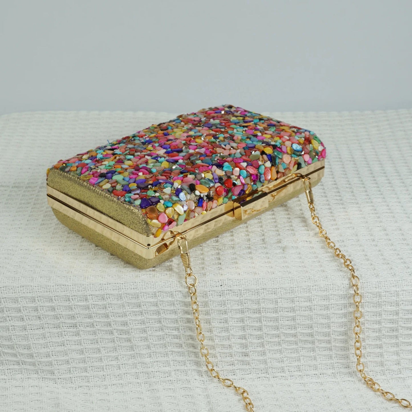 A beautiful and noble banquet bag with colorful stones, suitable for ladies' parties, gatherings, and weddings.