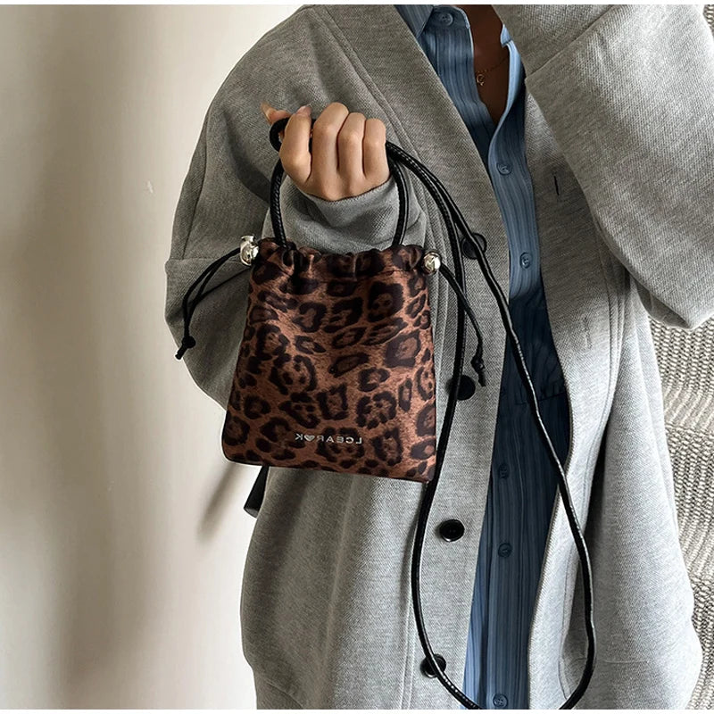 Leopard Print Nylon Drawstring Crossbody Bag New Niche Design Fashion Versatile Women's Mobile Phone Bag Exquisite Shoulder Bag