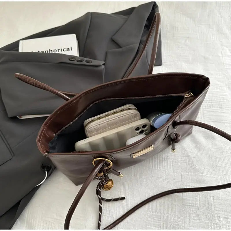 Retro French Women's Shoulder Bag Large Capacity Commuting Versatile Underarm Bag Simple Texture Solid Color Handbag Tote Bag