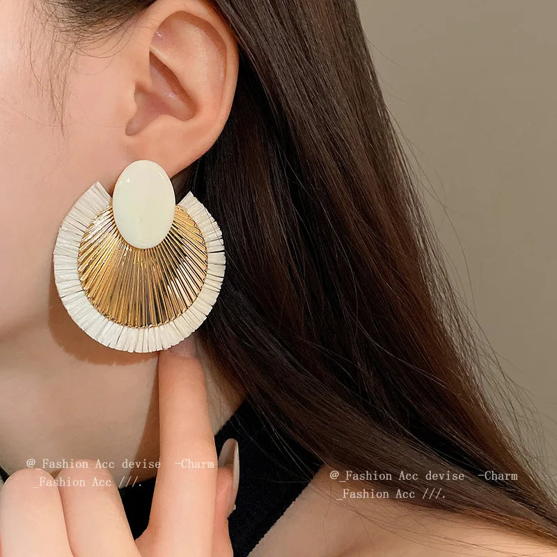 Vintage Metal Style Shell Earring Exaggerated Trendy Round Jewellery Women's Fashion Earrings Classic Charm Jewelry
