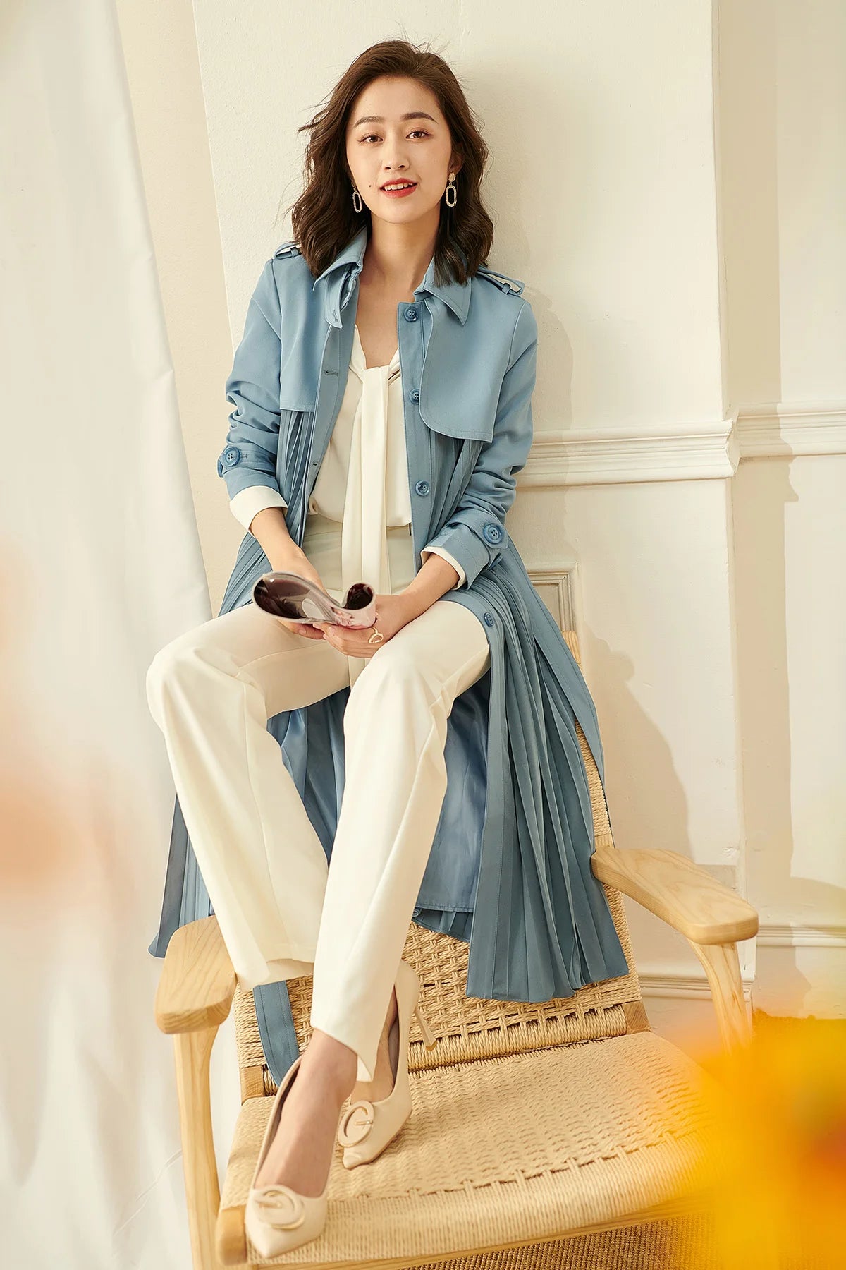 Ladies New 2023 Spring High-End Commuter Blue Trench Coat for Women Fashion Stitching Pleated Hem Loose Elegant Long Trench