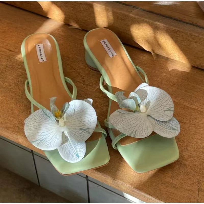 1 Pair Of Simulated Butterfly Decoration Fashion Cute Design Sweet Fresh Literary Ladies Flower Hole Shoes Sandals Accessories