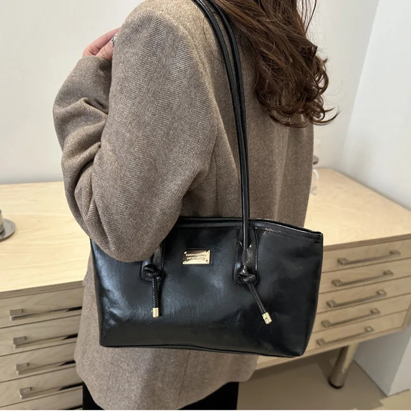 Retro French Women's Shoulder Bag Large Capacity Commuting Versatile Underarm Bag Simple Texture Solid Color Handbag Tote Bag