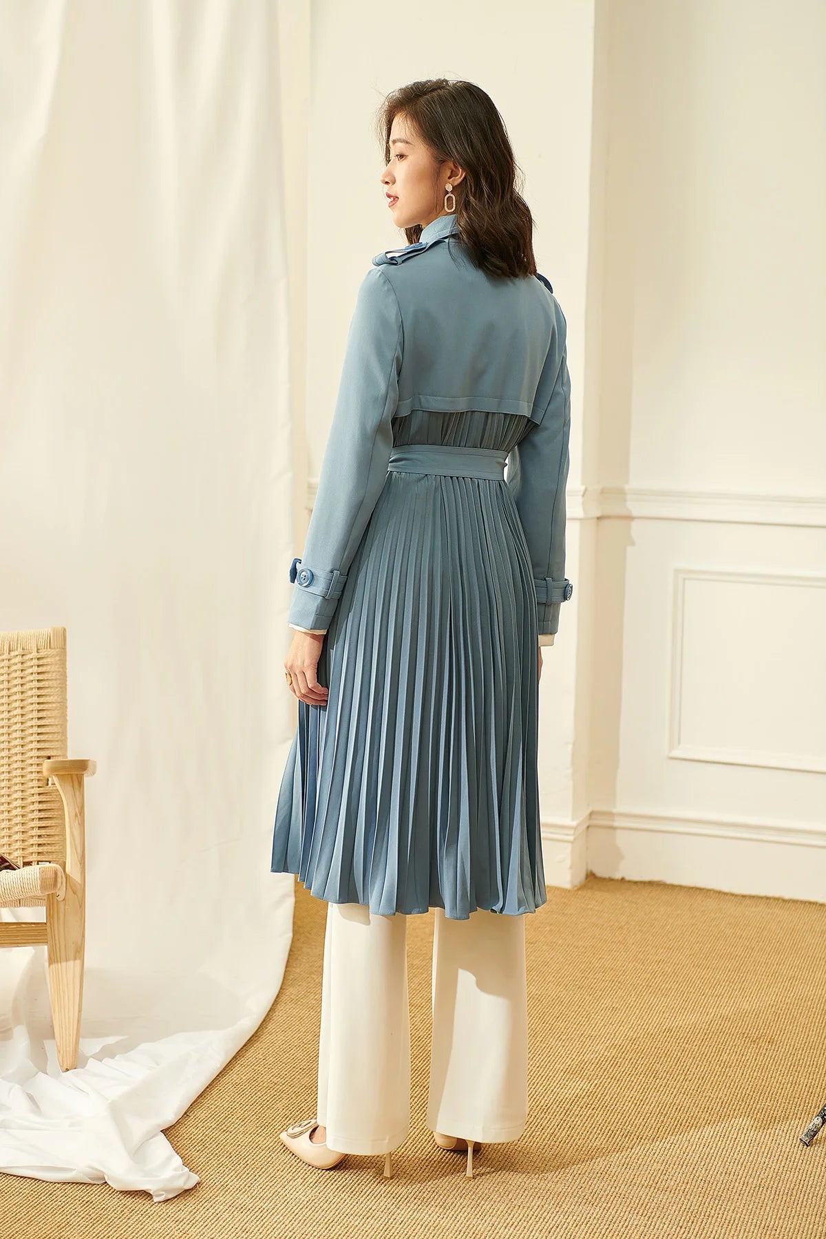 Ladies New 2023 Spring High-End Commuter Blue Trench Coat for Women Fashion Stitching Pleated Hem Loose Elegant Long Trench