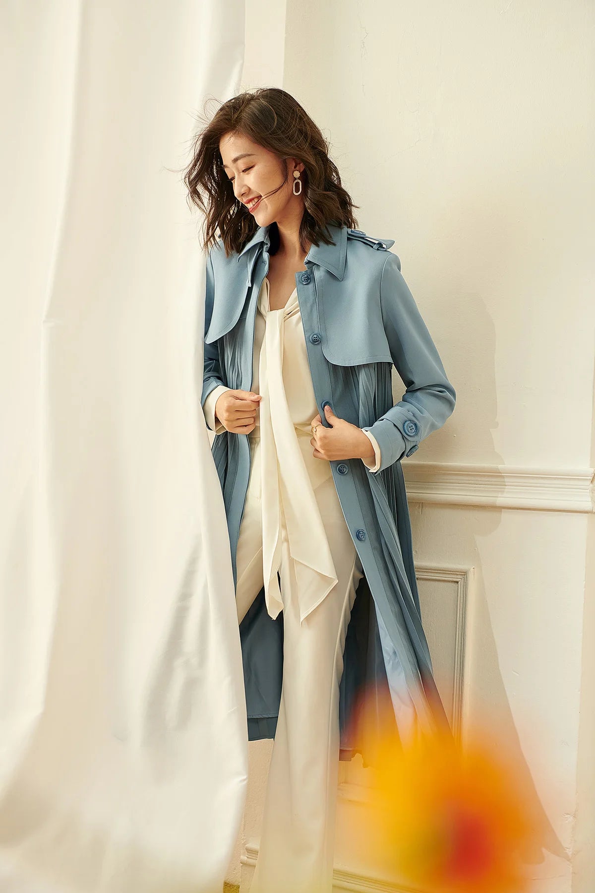 Ladies New 2023 Spring High-End Commuter Blue Trench Coat for Women Fashion Stitching Pleated Hem Loose Elegant Long Trench