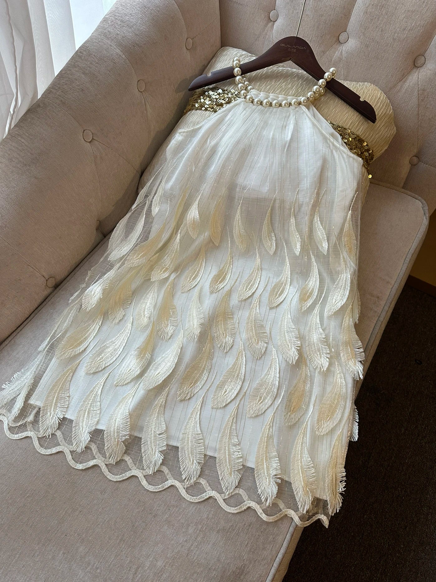 Fashion Sweet Short Elegant Dress 2024 Summer New Heavy Pearl Halter Blue Feather Embroidered Gold Thread Sleeveless Sling Dress