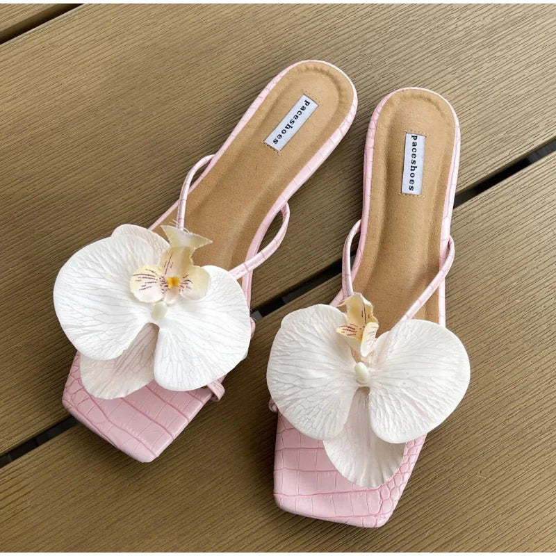 1 Pair Of Simulated Butterfly Decoration Fashion Cute Design Sweet Fresh Literary Ladies Flower Hole Shoes Sandals Accessories