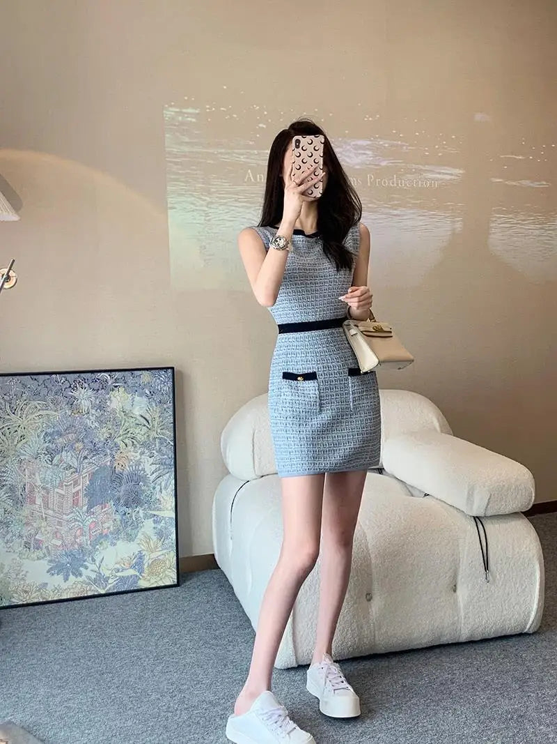 Knitted dress women's 2024 new French simple contrast knitted vest temperament advanced sense of waist slimming bag hip skirt
