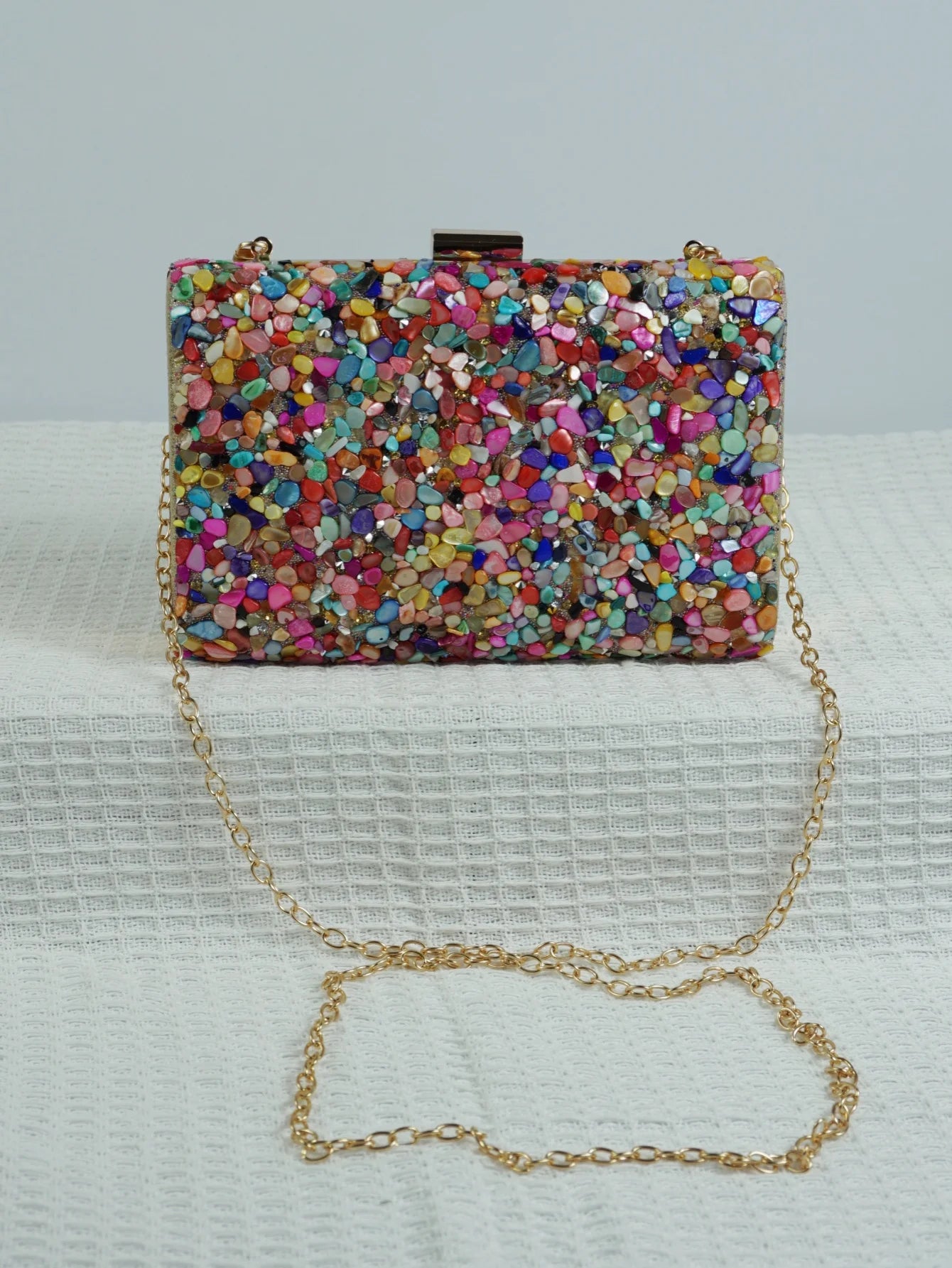 A beautiful and noble banquet bag with colorful stones, suitable for ladies' parties, gatherings, and weddings.