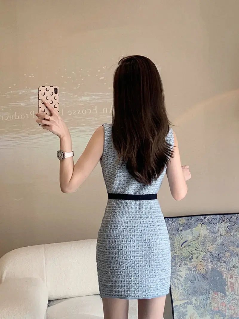 Knitted dress women's 2024 new French simple contrast knitted vest temperament advanced sense of waist slimming bag hip skirt