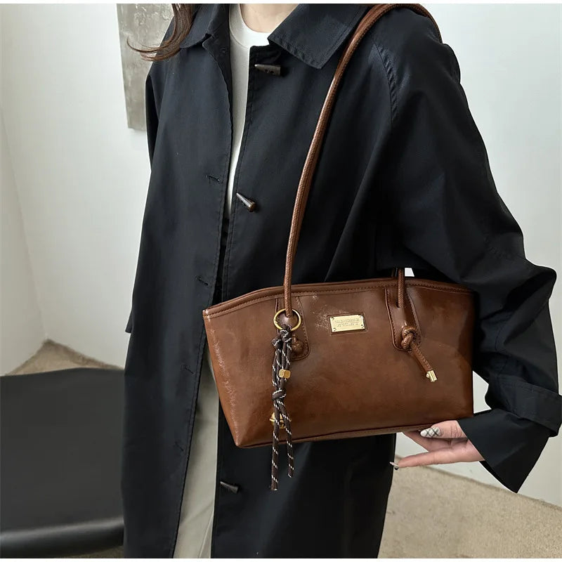Retro French Women's Shoulder Bag Large Capacity Commuting Versatile Underarm Bag Simple Texture Solid Color Handbag Tote Bag