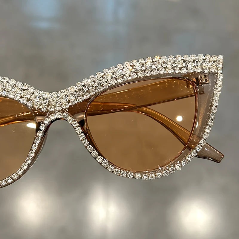 Luxury Cat Eye fashion fashion glasses for men and women glittering green stone club party favorite decorative glasses