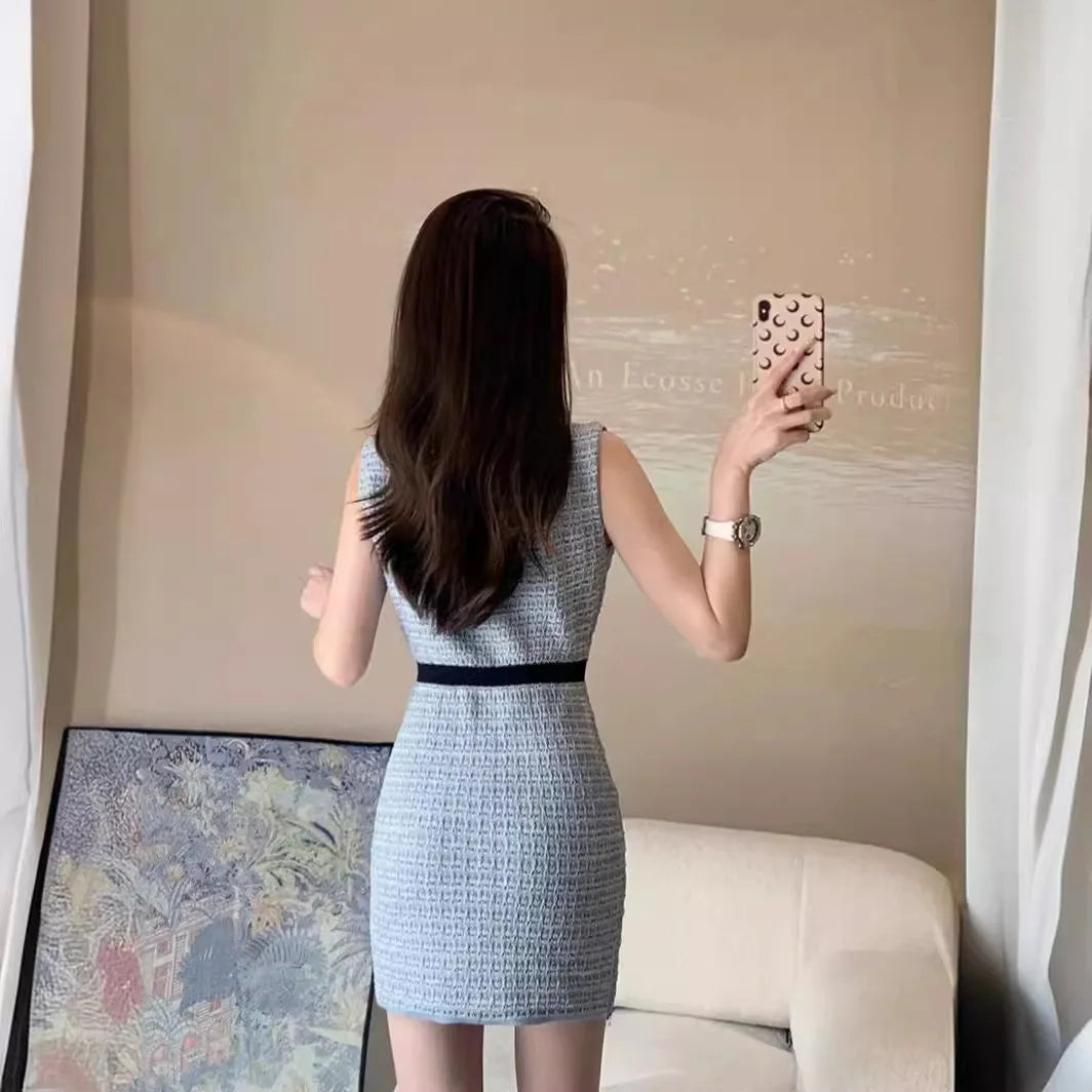 Knitted dress women's 2024 new French simple contrast knitted vest temperament advanced sense of waist slimming bag hip skirt