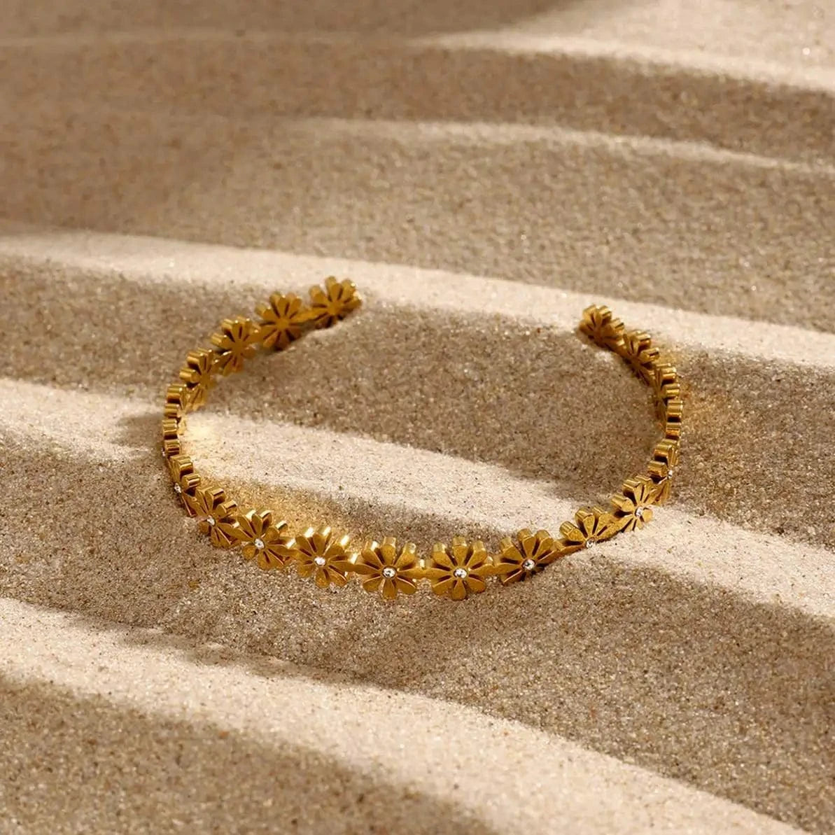 BG875 18K Gold Plated Stainless Steel Daisy White Crystal Open Bangle