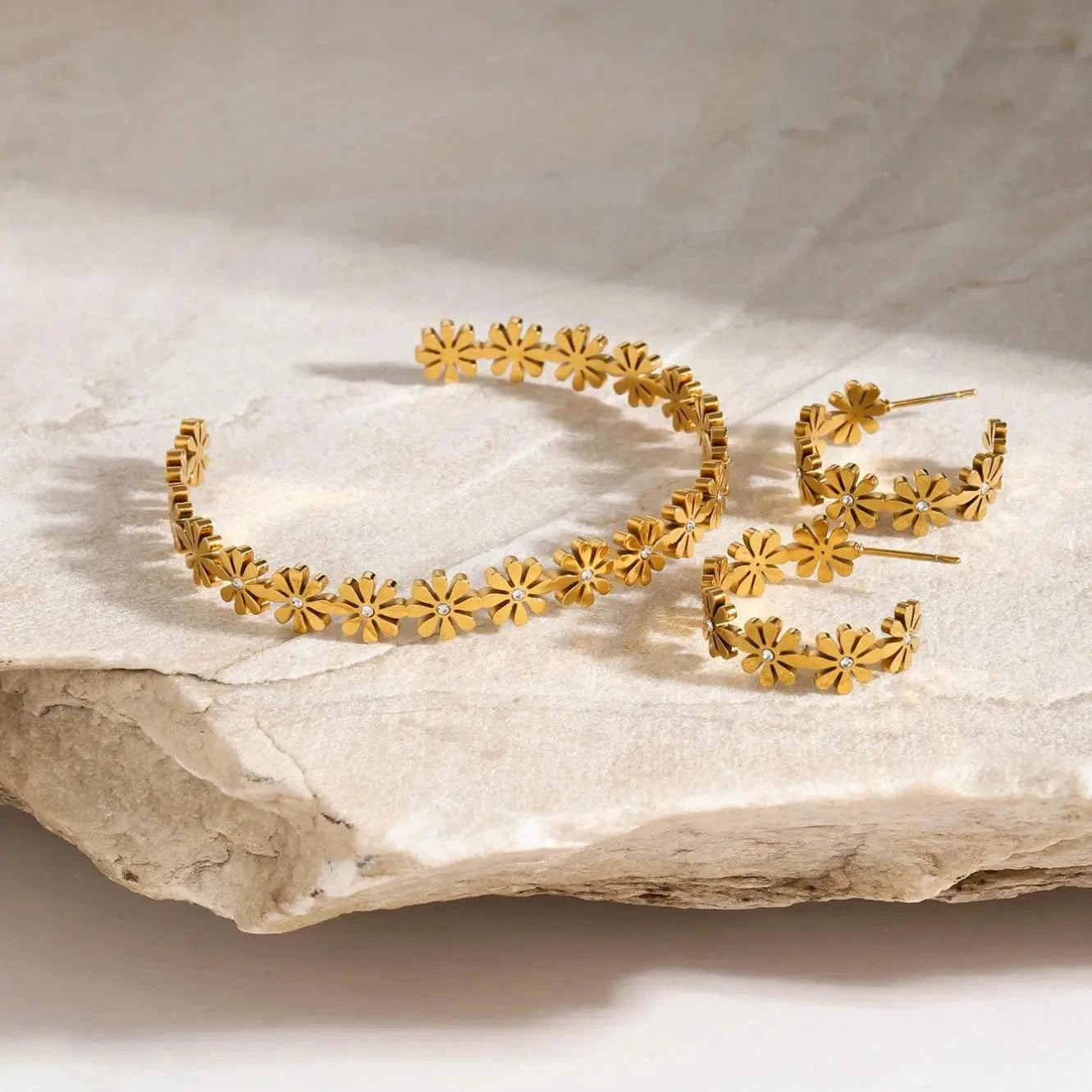 BG875 18K Gold Plated Stainless Steel Daisy White Crystal Open Bangle