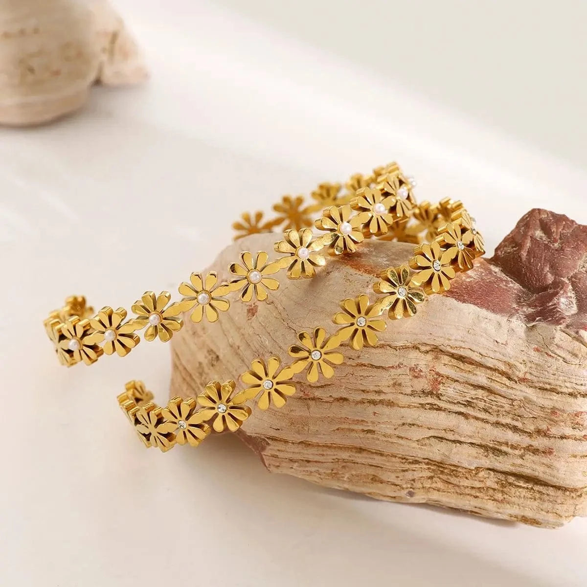 BG875 18K Gold Plated Stainless Steel Daisy White Crystal Open Bangle