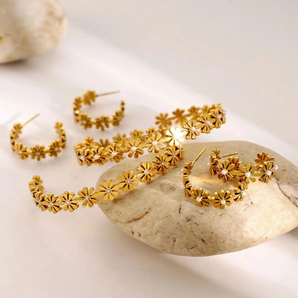 BG875 18K Gold Plated Stainless Steel Daisy White Crystal Open Bangle