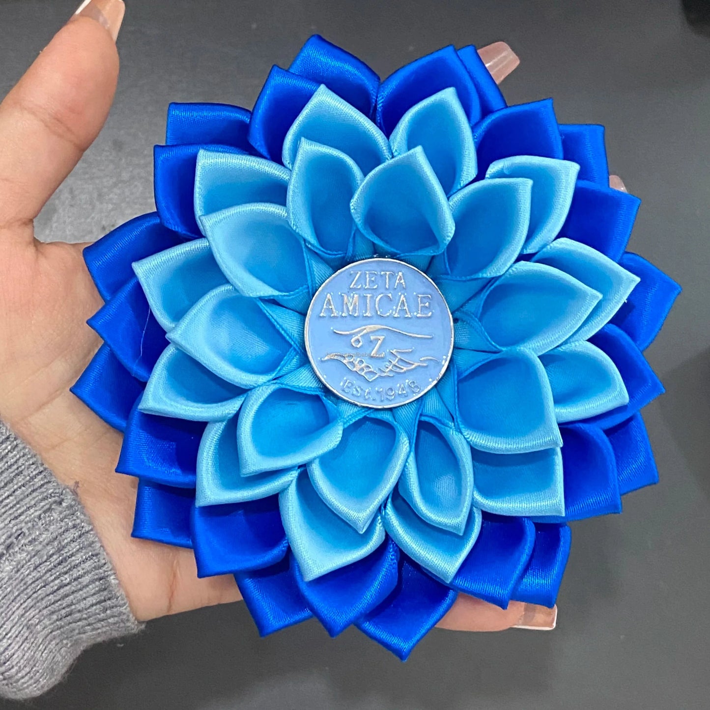 classic / 1 / Silver Plated Zeta Amicae Dark Light Blue Women Flower Ribbon Flower Brooch Round Pendant Inlaid Corsage Symbol ZA Lapel Pin