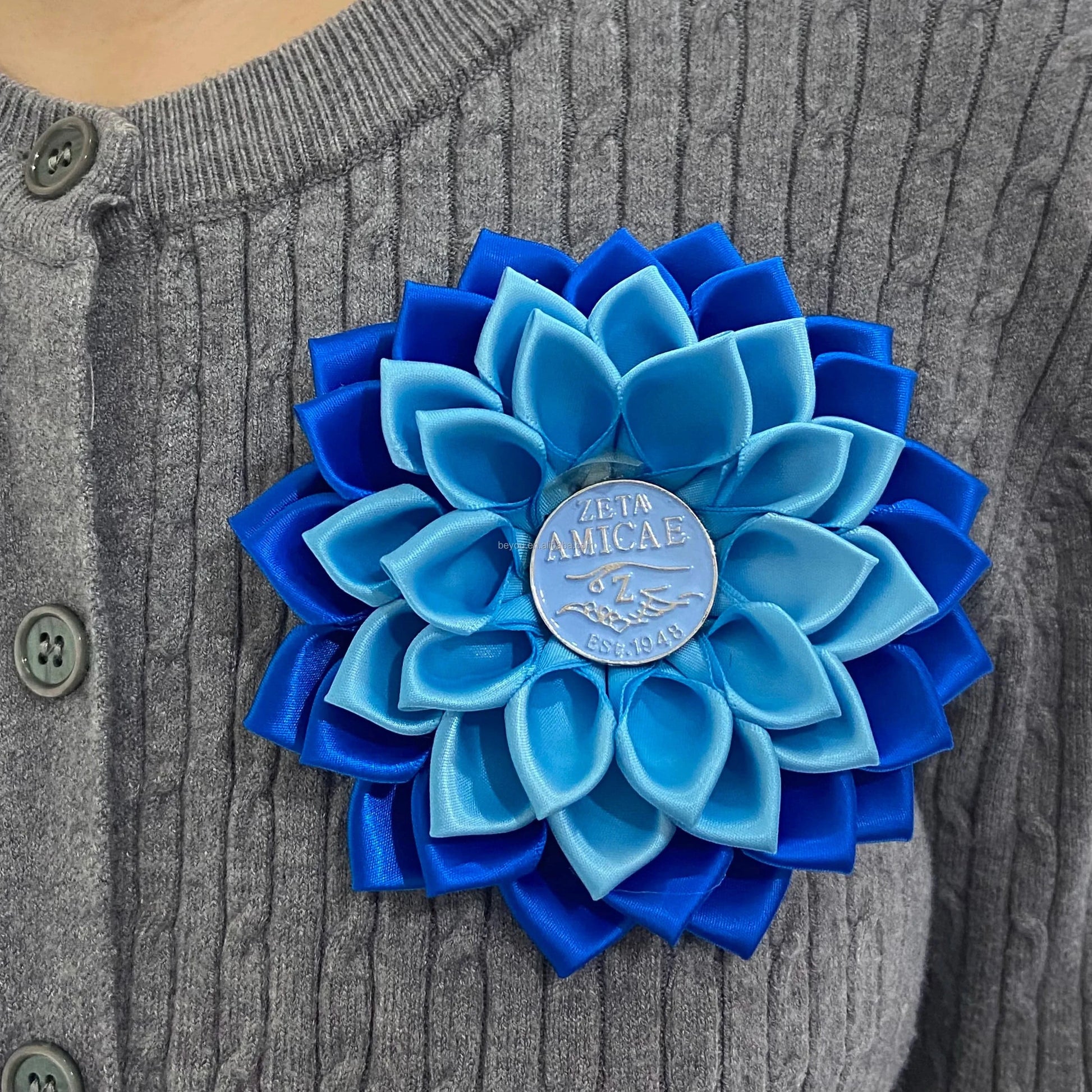 classic / 1 / Silver Plated Zeta Amicae Dark Light Blue Women Flower Ribbon Flower Brooch Round Pendant Inlaid Corsage Symbol ZA Lapel Pin