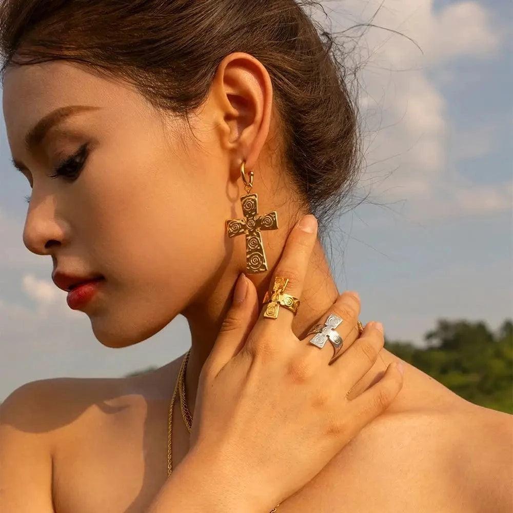 CLASSIC / E1848 E1848 Design Spiral Hammer Cross Pendant Earrings 18k Stainless Steel PVD Gold Plated CC Drop Earring For Women