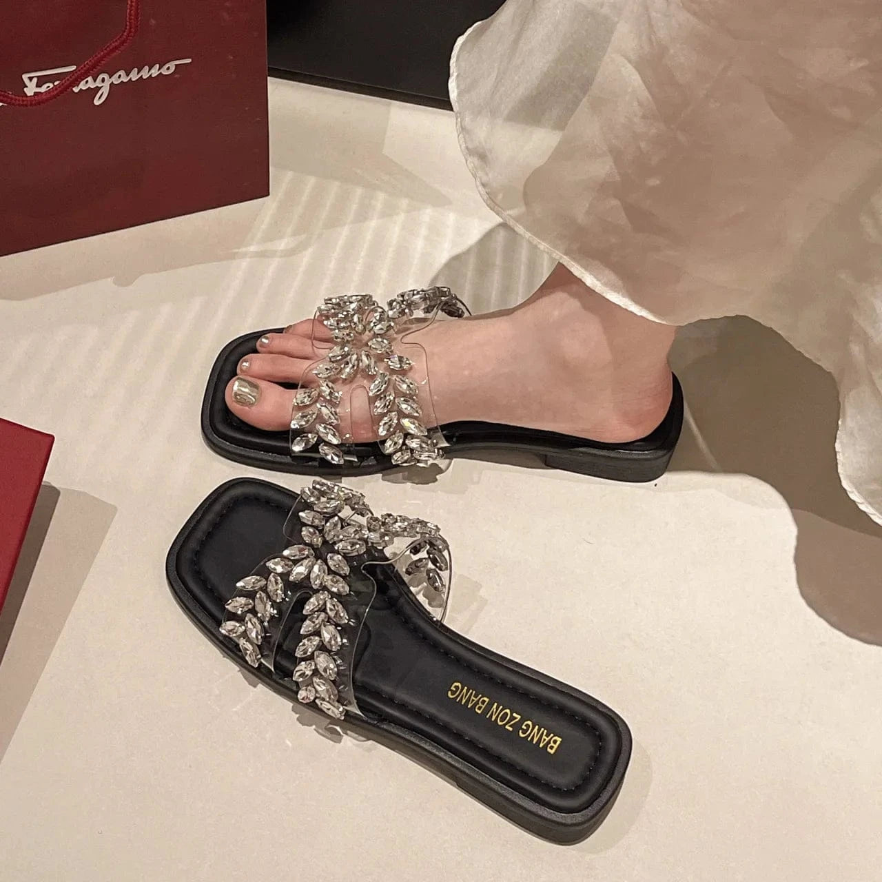 Dropshipping Custom Logo Rhinestone PVC Transparent Flat Fashion Women`s Sandals and Slippers for Ladies
