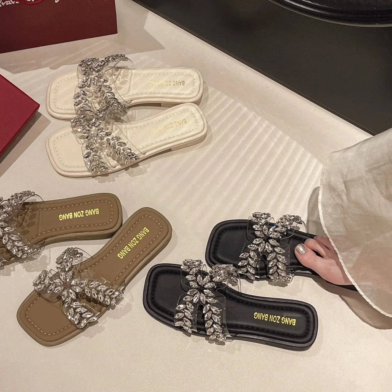 Dropshipping Custom Logo Rhinestone PVC Transparent Flat Fashion Women`s Sandals and Slippers for Ladies