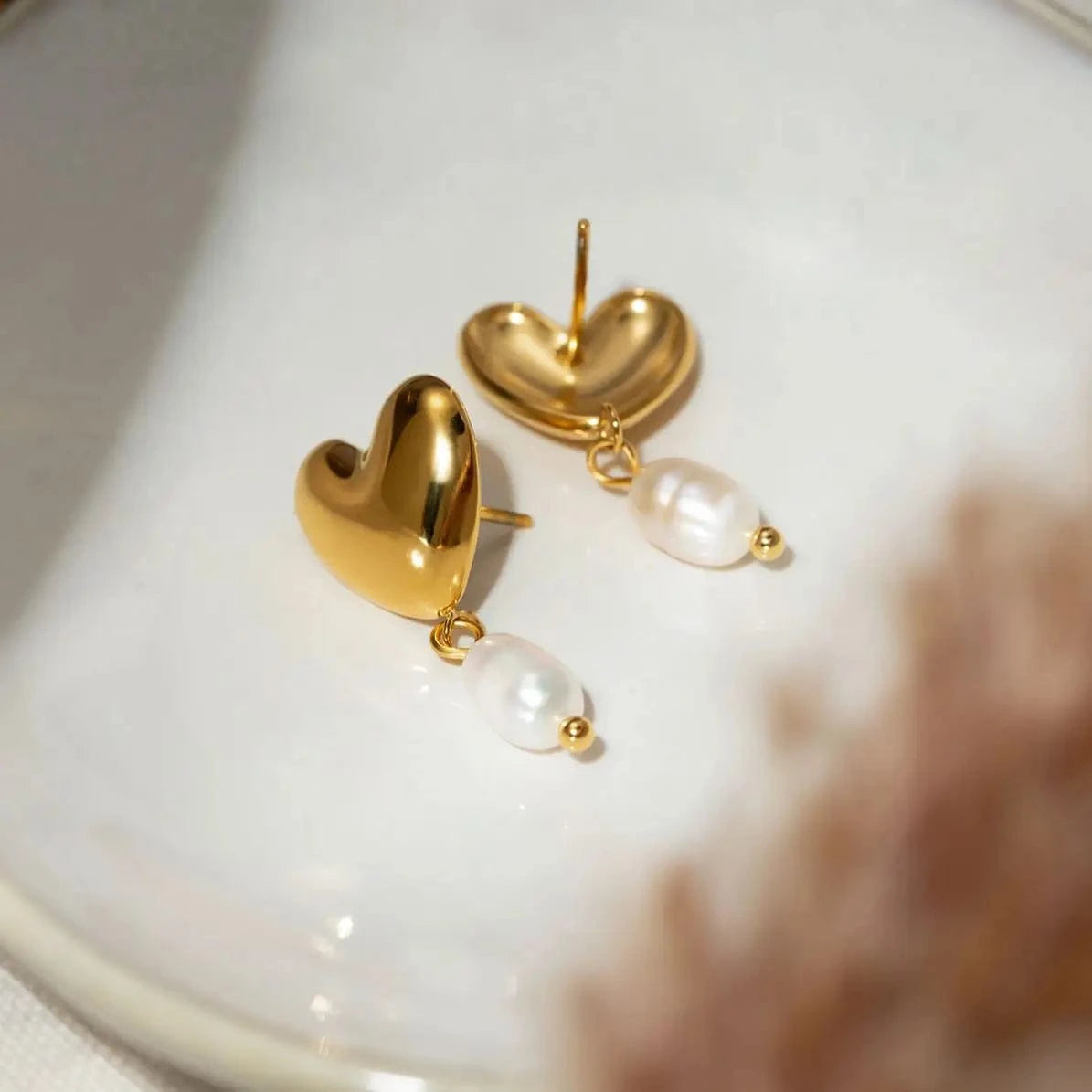 E1865 E1865 Jewelry 18K Gold Plated Heart  Stainless Steel Freshwater Pearl Huggie Earring for Women