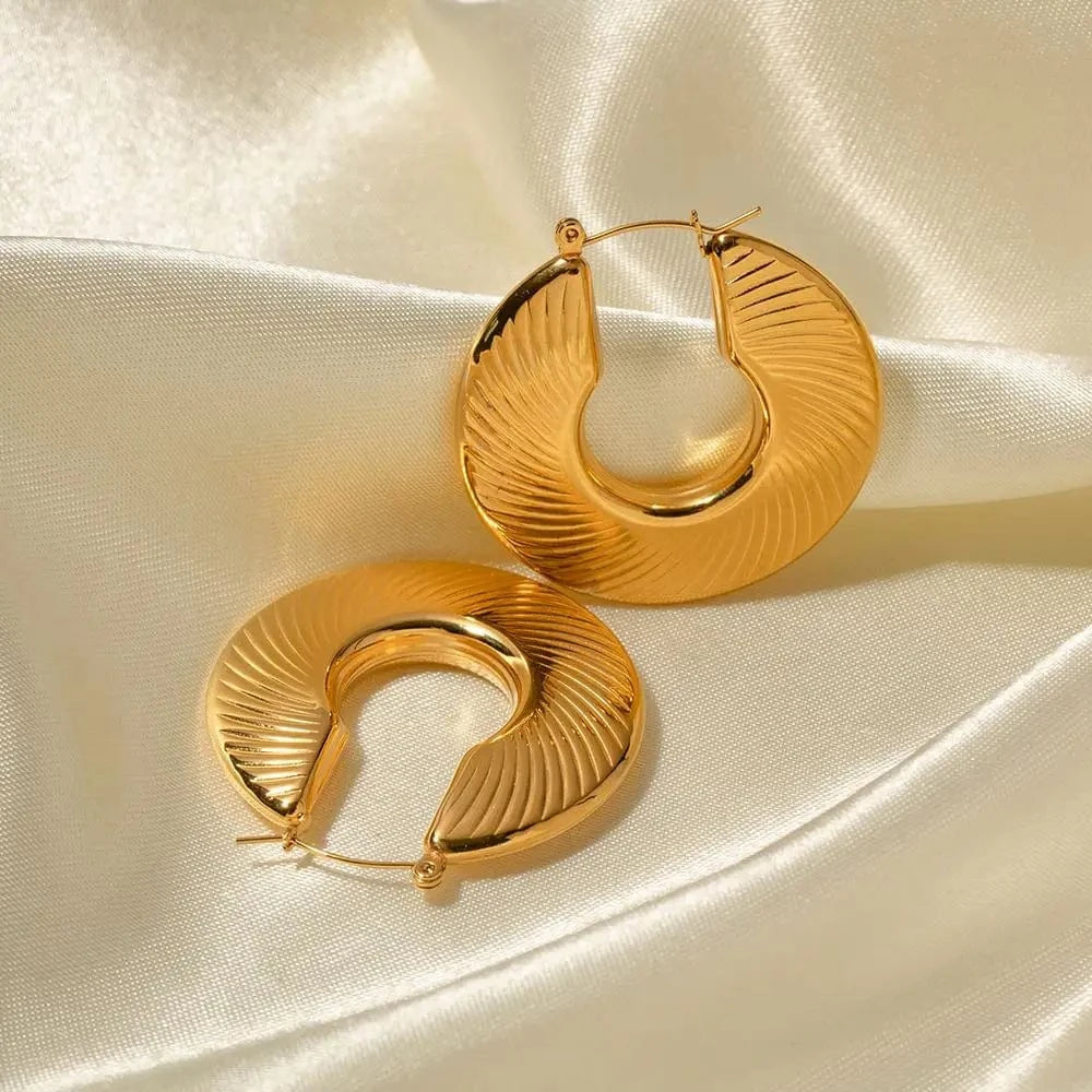 E1935 E1935 18K Gold Plated Stainless Steel Jewelry CC Shaped Charm Thread Texture Earrings for women