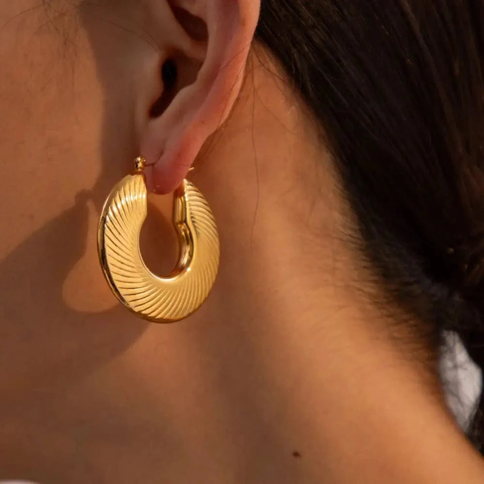 E1935 E1935 18K Gold Plated Stainless Steel Jewelry CC Shaped Charm Thread Texture Earrings for women