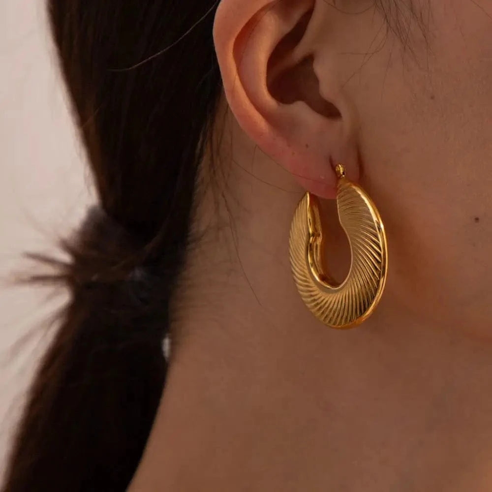 E1935 E1935 18K Gold Plated Stainless Steel Jewelry CC Shaped Charm Thread Texture Earrings for women
