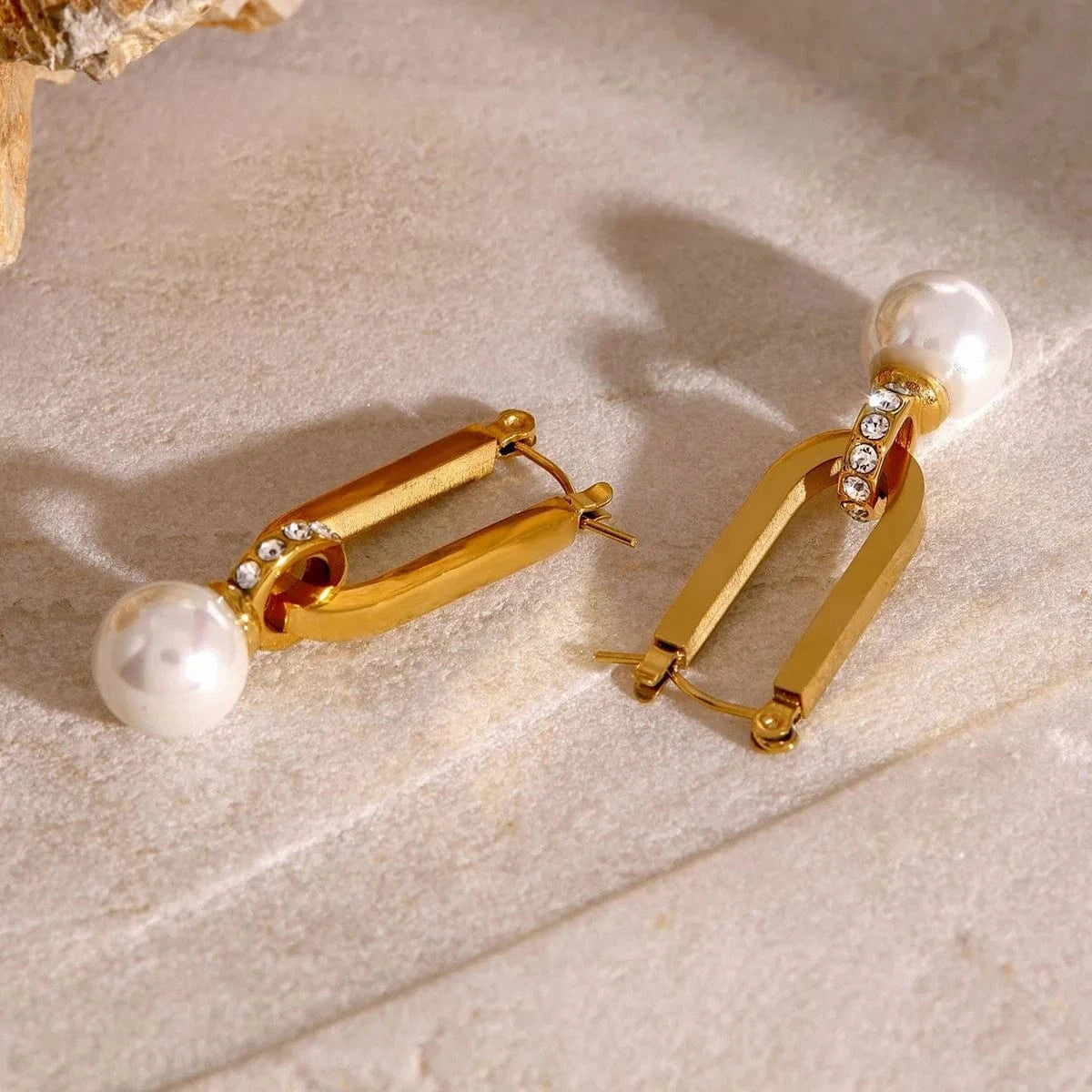 earrings classic / E2510 U Shape Shell Pearl Earring
