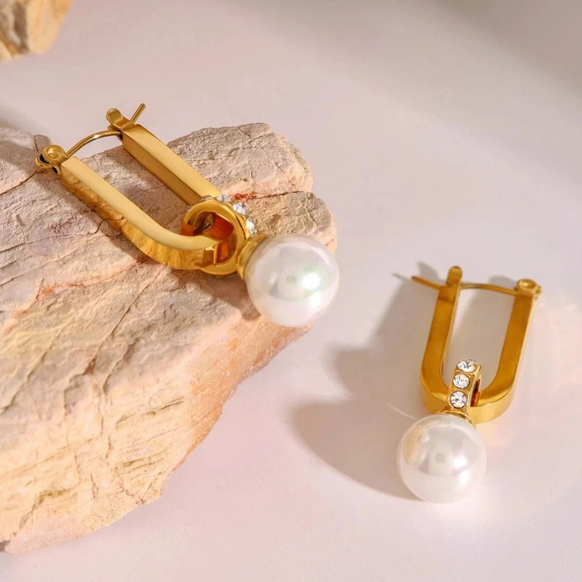 earrings classic / E2510 U Shape Shell Pearl Earring