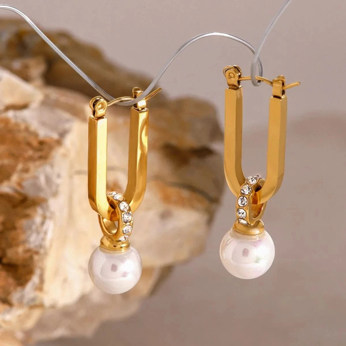 earrings classic / E2510 U Shape Shell Pearl Earring