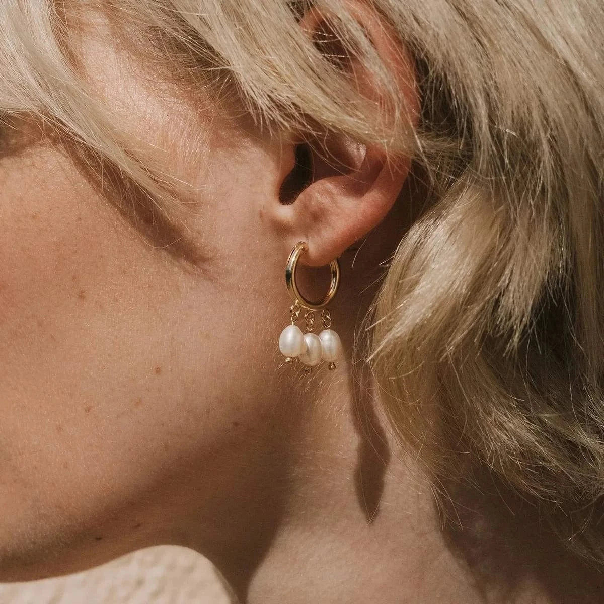 earrings Trendy / E2525 Hoop Huggie Earrings With White Freshwater Pearls