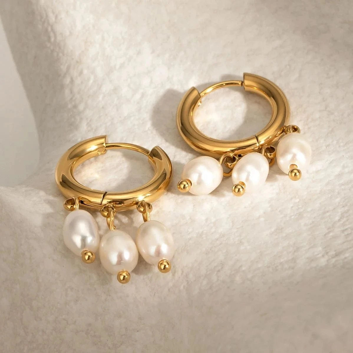 earrings Trendy / E2525 Hoop Huggie Earrings With White Freshwater Pearls