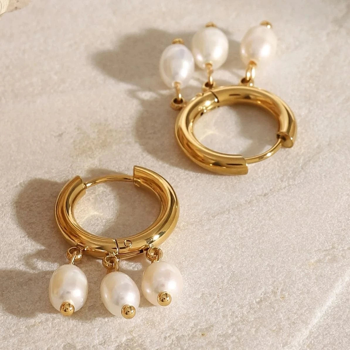 earrings Trendy / E2525 Hoop Huggie Earrings With White Freshwater Pearls
