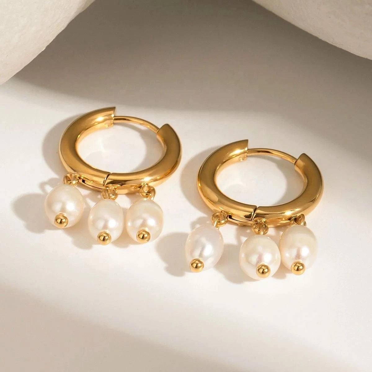 earrings Trendy / E2525 Hoop Huggie Earrings With White Freshwater Pearls