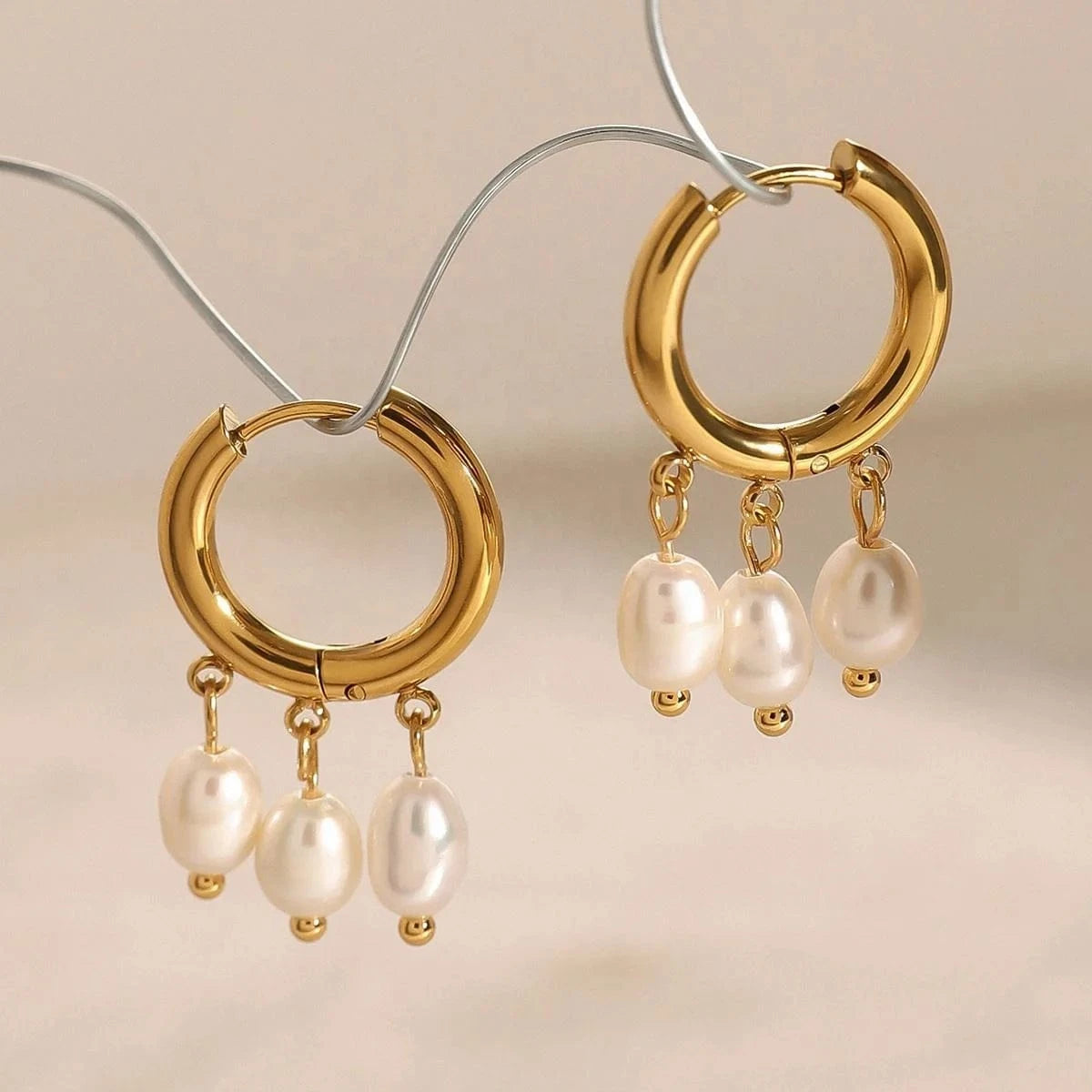 earrings Trendy / E2525 Hoop Huggie Earrings With White Freshwater Pearls