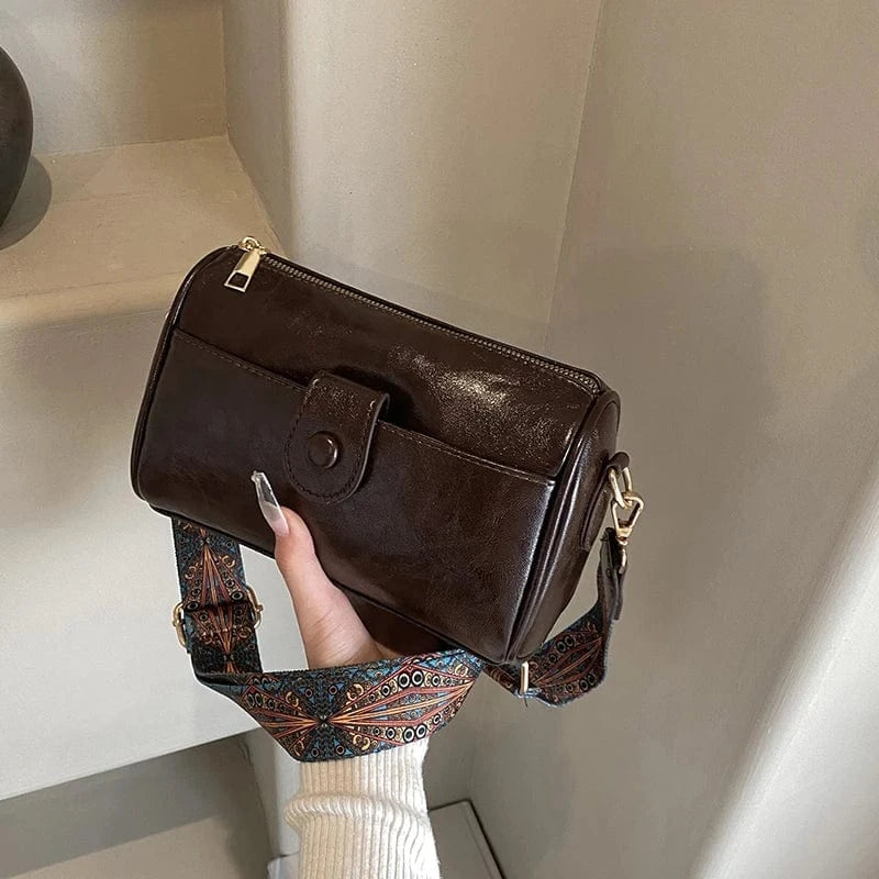 Factory Wholesale Trendy Handbags 2024 Young lady Wide Shoulder Strip Messenger Bags Lady popular design purses For Woman